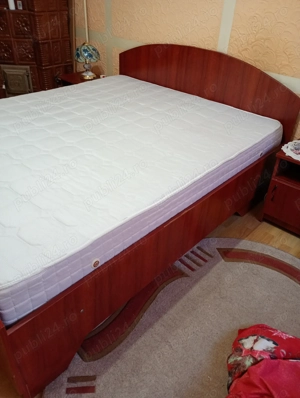 Mobila dormitor pat, saltea și doua noptiere 