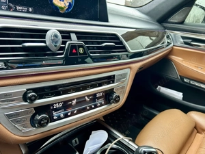 Proprietar în acte! Vând BMW 750Li 4.4Benzina 450Cp 2016 122k km - imagine 9