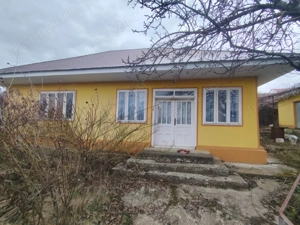 vand casa in centrul satului Stoisesti, com. Banca, jud. Vaslui - imagine 2