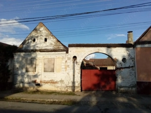 Casă tradițională săsească + teren mare în centru comunei Hălchiu - imagine 2