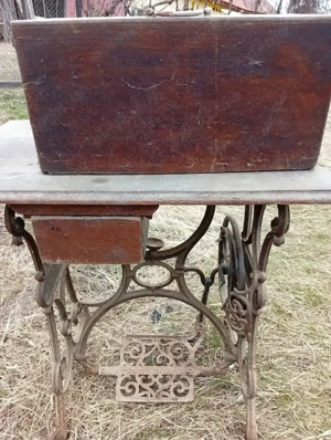 Mașina de cusut Singer veche