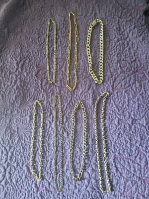 Lantisoare de argint de calitate, perfecte pentru cadou, disponibile în diferite modele și lungimi.