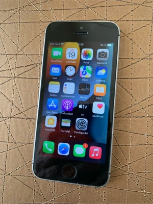 Telefon Apple iPhone SE Gri 32gb memorie,baterie 84% liber.Estetic arata ok vine cu incarcator origi