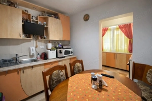 Apartament 3 camere | Decomandat | Etaj 2 | Parcare | zona Poarta 6 - imagine 9