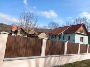 casă cu anexe, grădină, livadă, în centrul loc. Lisnău - imagine 2