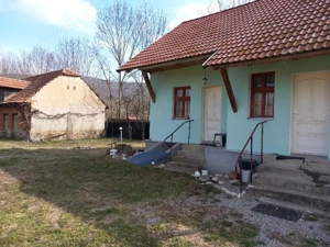 casă cu anexe, grădină, livadă, în centrul loc. Lisnău - imagine 5
