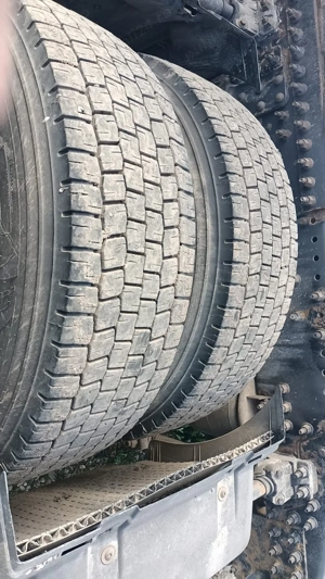 Vând 4 cauciucuri cu jante pentru camion 
