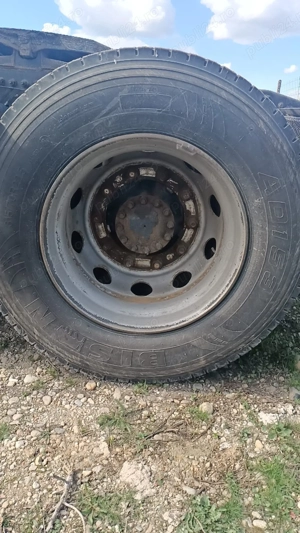 Vând 4 cauciucuri cu jante pentru camion  - imagine 2