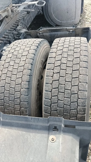 Vând 4 cauciucuri cu jante pentru camion  - imagine 3