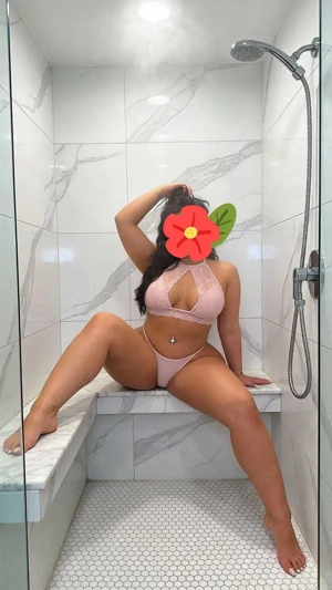 Brunetă voluntată cu forme