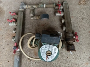 Distribuitoare cu pompa centrala pe lemn 