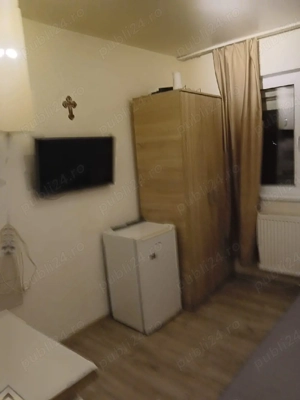 PROPRIETAR închiriez garsonieră central 