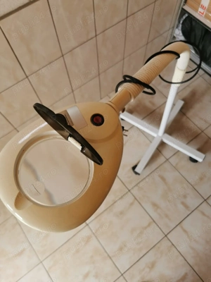 Lampa cosmetica cu lupă .