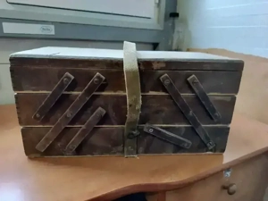 Cutie pentru bijuterii sau trusa croitorie, extensibila din lemn