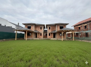 Case despartite prin CT.Bucatarie inchisa.Car Port.Toate Utilitatile!