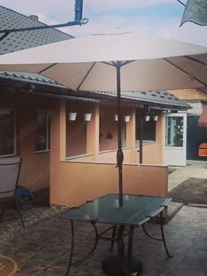 Masa plus umbrela curte