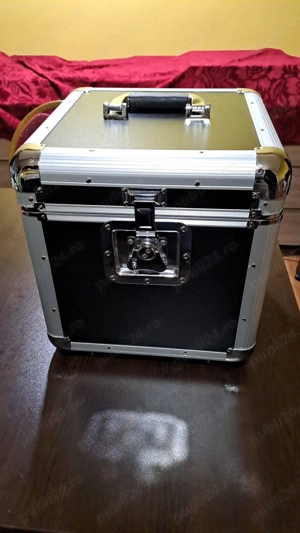 Case pt vinyluri ,produs nou. Capacitate 80 discuri. 2 bucati in stoc, sigilate.