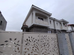 Duplex superb - Separat prin spatiu de depozitare - bucatarie inchisa.