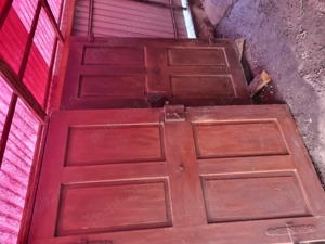 Vând uși vechi din lemn masiv