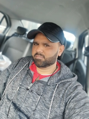 O persoană care masează cu tandrețe și dragoste