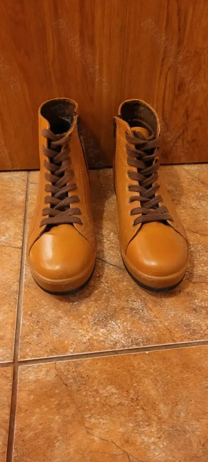 Ghete de primăvară din piele. Mărimea 37.