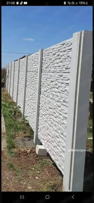 Construiesc garduri din plăci de beton