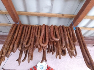 vând șuncă și cârnați afumați și uscați 45 lei kg.