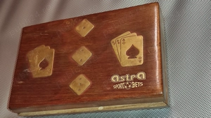 cutie din lemn frumos lucrata pt. carti de joc ( NU CONTIN CARTILE DE JOC ) NU SE INCHIDE DE TOT 