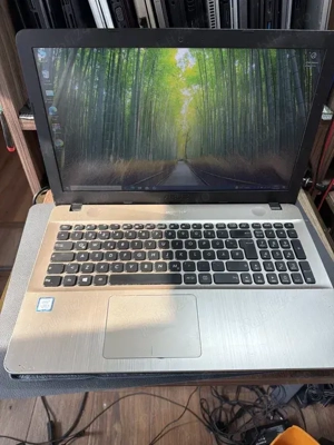 Laptop asus cu procesor i5 7gen, memorie 8g ddr4, ssd 256g, BATERIE 3 ORE, 15,6LED FULL HD