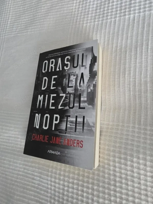 Orasul de la miezul nopții- Charlie Jane Andres