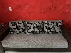Vând canapea extensibila  cu 3 perne bine întreținută 