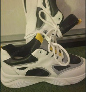 Vand adidasi noi de dama