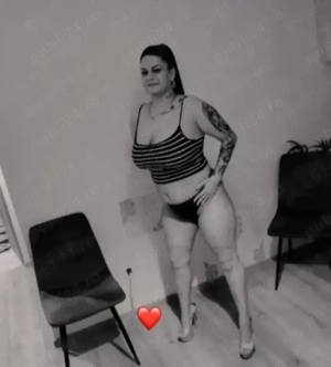 Brunetă fierbinte simpatica și sânii mari Nouă în oraș Partty girl  