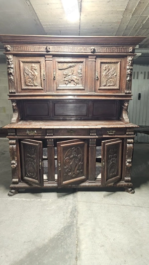 Vând mobila antică. Doua dulapuri,o masa mare și una mica,6 scaune