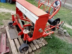 Mașină  de bilonat latime 1 m cu buncar  de ingrasaminte   - imagine 2