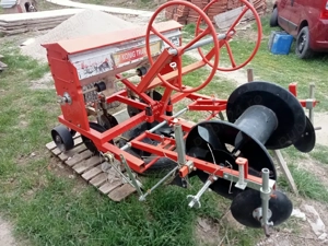 Mașină  de bilonat latime 1 m cu buncar  de ingrasaminte   - imagine 4