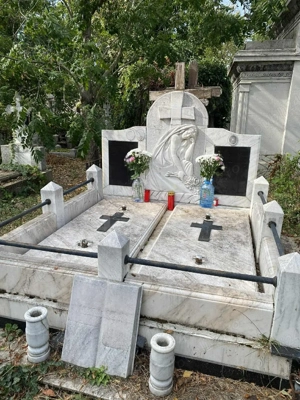 Vând locuri de veci cimitirul bellu