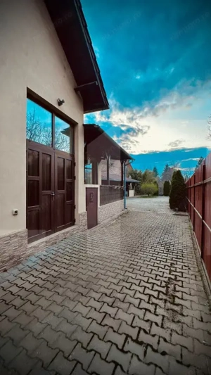 Casă Modernă - Spații generoase, teren amplu și confort ridicat - imagine 2