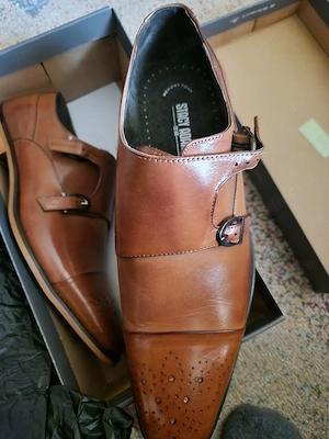 Vind pantofi bărbați noi