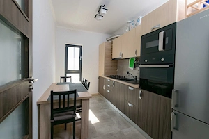 Apartament 2 camere. Zona Braytim. Etaj Intermediat. Bucatarie inchisa. Mobilat.