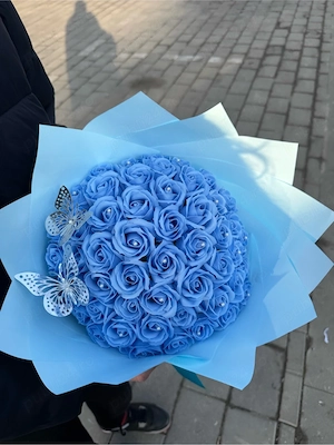 Buchet de trandafiri albastru