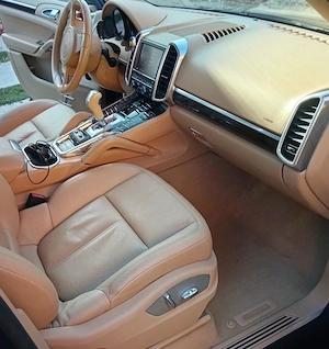 Porsche Cayenne îngrijit cu revizii la zi  - imagine 4