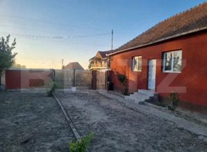 Casă cu 2 camere, renovată, teren generos – liniște la doar 25 min de oras