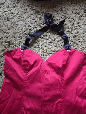 Rochie rosie din satin cu panglica neagra - imagine 2