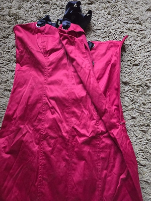 Rochie rosie din satin cu panglica neagra - imagine 3