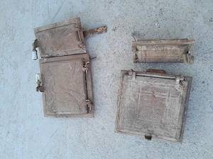 Uși de  teracotă sunt 2 bucăți 