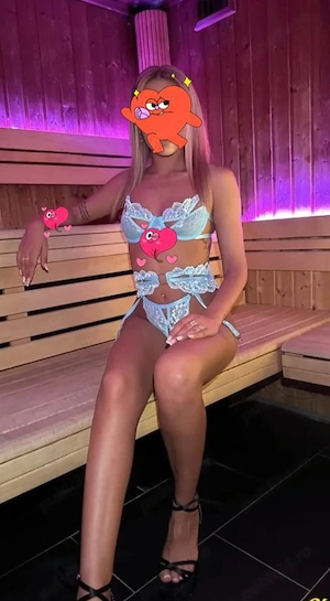 blonda cu un corp bine tonifiat 