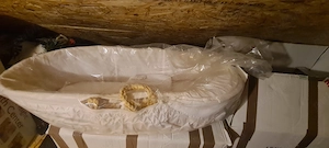 Cos bebe cu textile albe,  saltea si manere transport