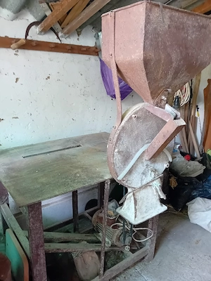 Masă de lucru metalică solidă, cu moară de cereale (porumb)