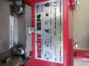 Tocator si aspirator de crengi pe benzina